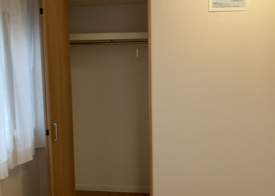 【収納】 | リズ東林間 | デザイン性を重視しすぎて収納が少なかった！なんてことにならないため、事前に現地で収納の数を確認しておくことをお勧めします。クローゼット以外にも床下収納や屋根裏収納、パントリーなどもチェックしましょう。