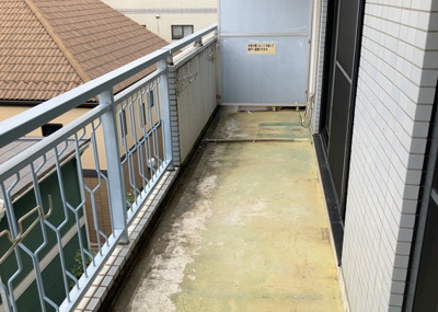 【バルコニー】 | リズ東林間 | バルコニーは、室外の専用スペースのうち、「屋根がなく開放された空間」であるものを指します。ベランダより広いタイプのものが多く、日当たりもよいため家庭菜園などを楽しみたい人にとって適した環境となります。