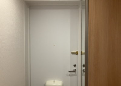 【玄関】 | リズ東林間 | 玄関は家の顔でもあり、家族以外の目にも止まる場所です。玄関は外との間を仕切る扉、靴などをしまっておく収納スペース、靴脱ぎのたたきスペース、来客とのやり取りをするドアホンなど複数のアイテムからなります。