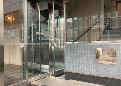 【エントランス】 | リズ東林間 | マンションのエントランスには、もともと風よけや防犯の役割がありますが、マンションによって宅配ボックスなどの設備が備わっている所もあります。日々の生活をイメージしながら生活しやすさをチェックしましょう。