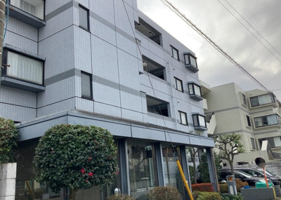 【外観】 | リズ東林間 | 外観はマンション管理がされているかの目安になります。築年数が古いと、壁面は劣化してひび割れが生じることも！建物が古びていても細かいところが修繕されていると、きちんと管理されているなぁと感じるでしょう。