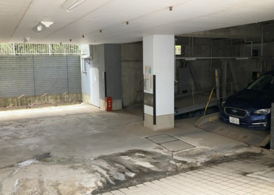 【駐車場】 | リズ東林間 | 車一台あたりに必要なスペースは、標準サイズの普通自動車で横幅2m50cm、長さ5mは必要になります。ただし、乗降のことも考慮して横幅3m30cm、長さ5m50cmほどは確保できるところを選びましょう。