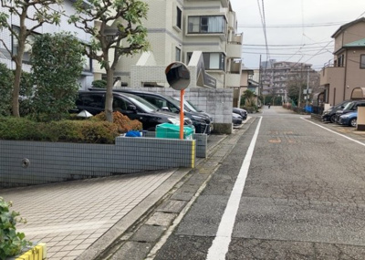 【駐車場】 | リズ東林間 | 駐車場と明記されていても、最小スペースでつくられた駐車場だと大型車は駐車できなかったり、出入りしにくくなったりする可能性があります。お車のサイズと購入したい物件の駐車場のサイズを現地で確認しましょう。