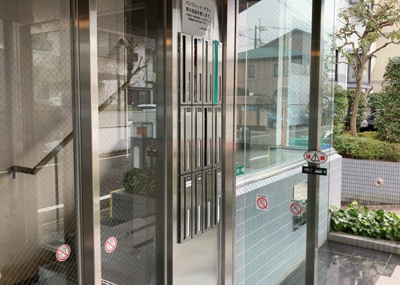 【設備】 | リズ東林間 | エントランス付近に設置されている集合ポストは、住んでいる部屋と離れているため、ポストをあさるなど誰かに何かされていても被害に気づきにくいです。入居する時には他人に特定されにくい番号で鍵をかけましょう！