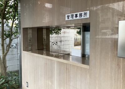 【受付】 | リズ東林間 | 受付はマンションコンシェルジュがいる場合もあれば、管理人が滞在する小部屋を総称して呼ぶことがあります。主にエントランスに設置されていることから、防犯面でも期待ができます。防犯設備がない場合はより安心！