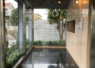 【ロビー】 | リズ東林間 | ラウンジは、マンションの共用スペースに椅子やテーブルなどを配置した利用者が寛げる空間です。屋内型ラウンジと屋外型ラウンジがあります。共用部分の管理状況と合わせて、詳細については現地でご確認ください。