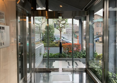 【ロビー】 | リズ東林間 | ロビーというと、エントランスと何がちがうの？と思いますよね。実はロビーとエントランスには明確な決まりはありません。物件によっては、エントランスを入って広がるある程度の広さのある空間がロビーとなります。