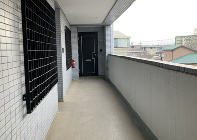 【その他共用部分】 | リズ東林間 | 共有部分は、住民なら誰もが使える設備のこと。例えば駐車場やエレベーター、インターネット設備、セキュリティ設備などがあります。他にも、マンションの廊下・外部階段やエントランス・ゴミ置き場などがあります。