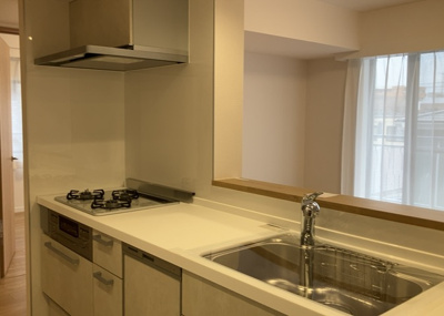 【キッチン】 | リズ東林間 | 標準的なシステムキッチンの横幅は、165cm～300cm程度です。2100・2400・2550・2700などミリ単位で表記されます。普段どのように料理をするのかを想定しながら合ったサイズを選びましょう