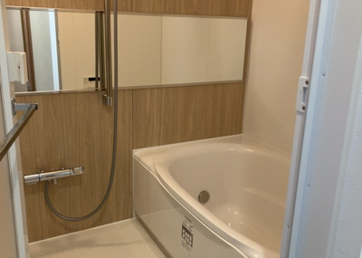 【浴室】 | リズ東林間 | 入浴時の快適さも大事なことですが、綺麗な状態を維持できなければ気持ちよく入浴できません。毎日の掃除が楽という点は大事なポイントになります！カビが生えにくく掃除がしやすい、壁や浴槽を選ぶといいでしょう。