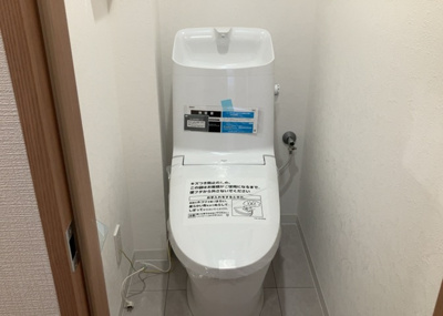 【トイレ】 | リズ東林間 | トイレは大きさや形、機能、抗菌性などが異なる多種多彩なタイプが各メーカーから出ています。それぞれに良さがあるため、事前にどういったタイプのトイレがいいのかをご家庭内で決めて、内見に行くといいでしょう。