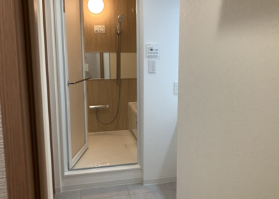 【脱衣所】 | リズ東林間 | 洗面脱衣所は「体を綺麗に整える場所」という目的と役割を持っています。そして便利で使い勝手のいい「体を綺麗に整える場所」にするためには、配置や動線、照明や収納計画をしっかりと検討しておく必要があります。