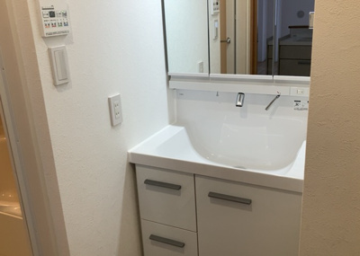 【独立洗面台】 | リズ東林間 | 洗面化粧台では顔を洗ったり、身だしなみを整えることが本来の使い方ですが、用途によっては洗面化粧台に求められる機能が違ってくるため、ご自身や家族のライフスタイルに合ったものを選ぶことをおすすめ致します。