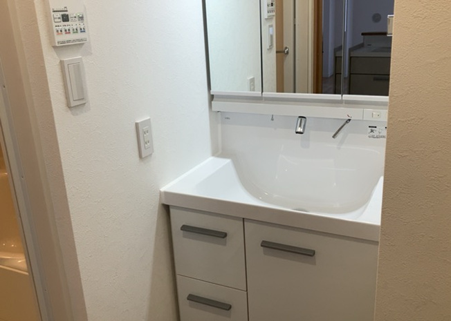 【独立洗面台】 | リズ東林間 | 洗面化粧台では顔を洗ったり、身だしなみを整えることが本来の使い方ですが、用途によっては洗面化粧台に求められる機能が違ってくるため、ご自身や家族のライフスタイルに合ったものを選ぶことをおすすめ致します。