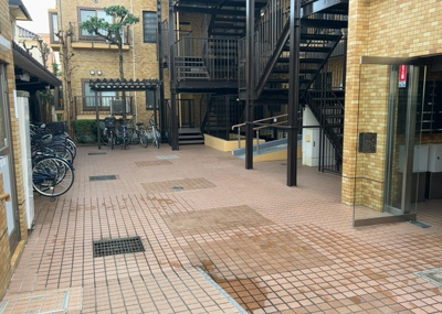 【中庭】 | ライオンズマンション小田急相模原第３ | 中庭（パティオ）とは、一つの建築物の内部に設けられた、壁などで囲われている庭のことを指します。コの字型、ロの字型が主流ですが、L字型の中庭もあります。最近では、インテリア性の高さからも人気があります。