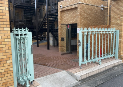 【エントランス】 | ライオンズマンション小田急相模原第３ | マンションのエントランスには、もともと風よけや防犯の役割がありますが、マンションによって宅配ボックスなどの設備が備わっている所もあります。日々の生活をイメージしながら生活しやすさをチェックしましょう。