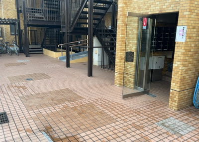 【ロビー】 | ライオンズマンション小田急相模原第３ | ラウンジは、マンションの共用スペースに椅子やテーブルなどを配置した利用者が寛げる空間です。屋内型ラウンジと屋外型ラウンジがあります。共用部分の管理状況と合わせて、詳細については現地でご確認ください。