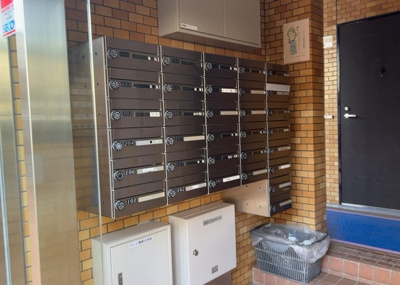 【設備】 | ライオンズマンション小田急相模原第３ | エントランス付近に設置されている集合ポストは、住んでいる部屋と離れているため、ポストをあさるなど誰かに何かされていても被害に気づきにくいです。入居する時には他人に特定されにくい番号で鍵をかけましょう！