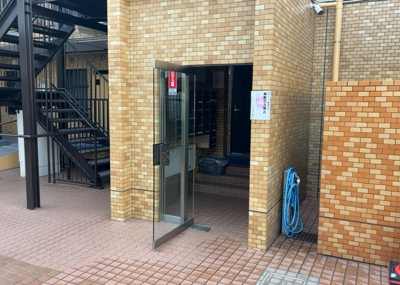 【ロビー】 | ライオンズマンション小田急相模原第３ | ロビーというと、エントランスと何がちがうの？と思いますよね。実はロビーとエントランスには明確な決まりはありません。物件によっては、エントランスを入って広がるある程度の広さのある空間がロビーとなります。