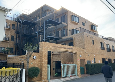 【外観】 | ライオンズマンション小田急相模原第３ | 眺望の良さを楽しめるダイニングキッチンで家族団らんの時間を過ごしてはいかがでしょうか。バルコニーから見える景色を家族で眺める時間は、時間が経つのを忘れてしまいそうですね。是非、現地を見に行きましょう！