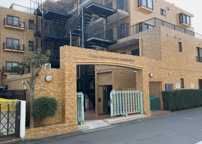 【現況写真】 | ライオンズマンション小田急相模原第３ | 景色重視でお家選ぶをするとスーパーが遠い！学校が遠い！など生活をするうえで利便性で困ることもあります。まず一度現地を見学する際に、周辺の施設などがあるかを確認し、暮らし始めた後のことを想像しましょう。