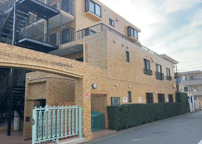 【現況写真】 | ライオンズマンション小田急相模原第３ | 道幅が広い場所は日当たりや風通が良好です。幅が広いのですれ違いも可能ですし大きな車でも駐車可能！一方で、大型車が通ることも多くなるため交通量の増加により騒音に繋がります。また土地の値段が高くなります。