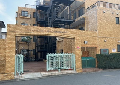 【構造・工法・仕様】 | ライオンズマンション小田急相模原第３ | ＲＣ造、Reinforced Concreteは直訳すると補強されたコンクリートです。主に柱や梁・床・壁が鉄筋とコンクリートで構成おり、鉄筋を組んだ型枠にコンクリートを流し込んで固めたものを指します。