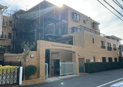 【外観】 | ライオンズマンション小田急相模原第３ | 外観はマンション管理がされているかの目安になります。築年数が古いと、壁面は劣化してひび割れが生じることも！建物が古びていても細かいところが修繕されていると、きちんと管理されているなぁと感じるでしょう。