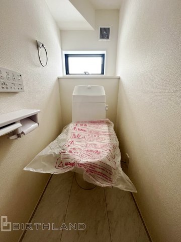 新築戸建・新築建売　福島市笹谷大谷地【長期優良住宅】笹谷小・信陵中のトイレ|白を基調としており小窓で換気ができるので清潔感のある空間。ペーパーホルダーが2つあるのも便利です！