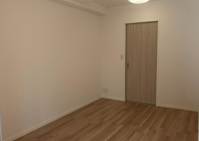 【寝室】 | サンアリーナ相模原西門桜通り | 寝室でゆっくりと過ごすためにはベッド周りの適度な空間を担保することや窓の位置、照明の明るさ、寝室の広さなどを考える必要があります。自身や家族の構成とライフスタイルに併せて寝室にする部屋を選びましょう！