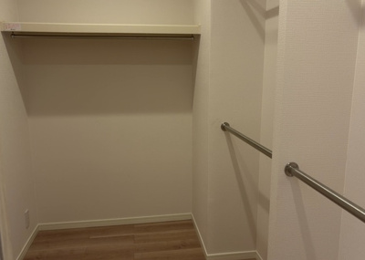 【収納】 | サンアリーナ相模原西門桜通り | デザイン性を重視しすぎて収納が少なかった！なんてことにならないため、事前に現地で収納の数を確認しておくことをお勧めします。クローゼット以外にも床下収納や屋根裏収納、パントリーなどもチェックしましょう。