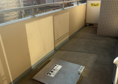 【バルコニー】 | サンアリーナ相模原西門桜通り | バルコニーは、室外の専用スペースのうち、「屋根がなく開放された空間」であるものを指します。ベランダより広いタイプのものが多く、日当たりもよいため家庭菜園などを楽しみたい人にとって適した環境となります。