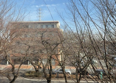 【展望】 | サンアリーナ相模原西門桜通り | 眺望の良さを楽しめるダイニングキッチンで家族団らんの時間を過ごしてはいかがでしょうか。バルコニーから見える景色を家族で眺める時間は、時間が経つのを忘れてしまいそうですね。是非、現地を見に行きましょう！