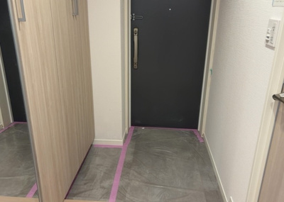 【玄関】 | サンアリーナ相模原西門桜通り | 玄関は家の顔でもあり、家族以外の目にも止まる場所です。玄関は外との間を仕切る扉、靴などをしまっておく収納スペース、靴脱ぎのたたきスペース、来客とのやり取りをするドアホンなど複数のアイテムからなります。