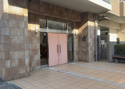 【エントランス】 | サンアリーナ相模原西門桜通り | マンションのエントランスには、もともと風よけや防犯の役割がありますが、マンションによって宅配ボックスなどの設備が備わっている所もあります。日々の生活をイメージしながら生活しやすさをチェックしましょう。