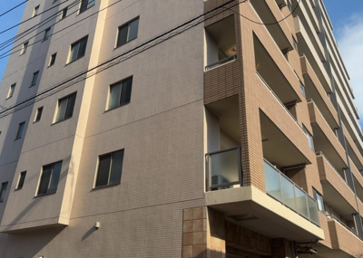 【外観】 | サンアリーナ相模原西門桜通り | 外観はマンション管理がされているかの目安になります。築年数が古いと、壁面は劣化してひび割れが生じることも！建物が古びていても細かいところが修繕されていると、きちんと管理されているなぁと感じるでしょう。