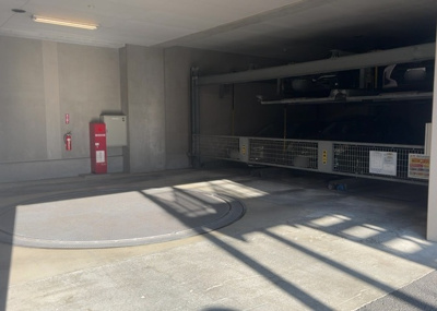 【駐車場】 | サンアリーナ相模原西門桜通り | 車一台あたりに必要なスペースは、標準サイズの普通自動車で横幅2m50cm、長さ5mは必要になります。ただし、乗降のことも考慮して横幅3m30cm、長さ5m50cmほどは確保できるところを選びましょう。