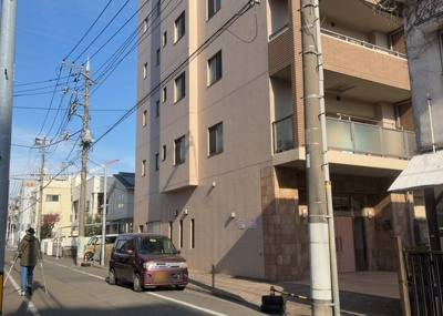 【外観】 | サンアリーナ相模原西門桜通り | マンションの外観は非常に重要なポイントです！外観の善し悪しは資産価値に大きな影響を与えます。外観のいいマンションを購入することで、高値で売却がしやすく、買い手が見つかりやすいというメリットがあります。