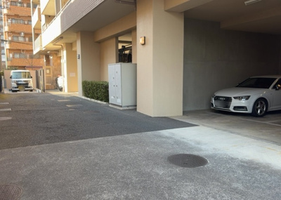 【駐車場】 | サンアリーナ相模原西門桜通り | 駐車場と明記されていても、最小スペースでつくられた駐車場だと大型車は駐車できなかったり、出入りしにくくなったりする可能性があります。お車のサイズと購入したい物件の駐車場のサイズを現地で確認しましょう。