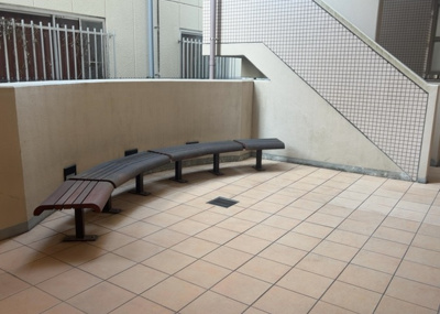 【中庭】 | サンアリーナ相模原西門桜通り | 中庭（パティオ）とは、一つの建築物の内部に設けられた、壁などで囲われている庭のことを指します。コの字型、ロの字型が主流ですが、L字型の中庭もあります。最近では、インテリア性の高さからも人気があります。