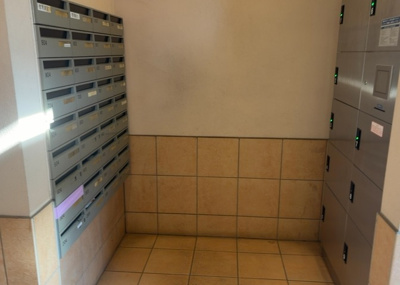 【設備】 | サンアリーナ相模原西門桜通り | エントランス付近に設置されている集合ポストは、住んでいる部屋と離れているため、ポストをあさるなど誰かに何かされていても被害に気づきにくいです。入居する時には他人に特定されにくい番号で鍵をかけましょう！