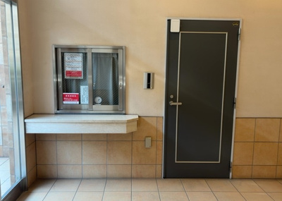 【受付】 | サンアリーナ相模原西門桜通り | 受付はマンションコンシェルジュがいる場合もあれば、管理人が滞在する小部屋を総称して呼ぶことがあります。主にエントランスに設置されていることから、防犯面でも期待ができます。防犯設備がない場合はより安心！