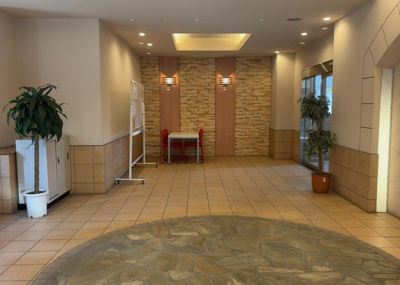 【ロビー】 | サンアリーナ相模原西門桜通り | ラウンジは、マンションの共用スペースに椅子やテーブルなどを配置した利用者が寛げる空間です。屋内型ラウンジと屋外型ラウンジがあります。共用部分の管理状況と合わせて、詳細については現地でご確認ください。