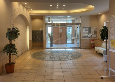 【ロビー】 | サンアリーナ相模原西門桜通り | ロビーというと、エントランスと何がちがうの？と思いますよね。実はロビーとエントランスには明確な決まりはありません。物件によっては、エントランスを入って広がるある程度の広さのある空間がロビーとなります。