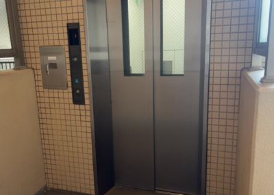 【その他共用部分】 | サンアリーナ相模原西門桜通り | 共有部分は、住民なら誰もが使える設備のこと。例えば駐車場やエレベーター、インターネット設備、セキュリティ設備などがあります。他にも、マンションの廊下・外部階段やエントランス・ゴミ置き場などがあります。