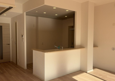 【キッチン】 | サンアリーナ相模原西門桜通り | L型アイランドタイプは、キッチンからダイニングにもリビングにも目が行き届くので、とても使いやすい配置です。L字型独立タイプは、キッチンを独立させてるためLDKというよりもLDといった様なイメージです。