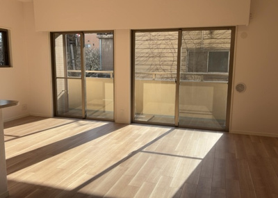 【居間・リビング】 | サンアリーナ相模原西門桜通り | リビングの間取りの種類は大きくわけてリビングとダイニングが別になっているタイプ、リビングダイニング一体型です。どちらも一長一短ですので、家を選ぶ時はその両面をチェックして決めるようにしましょう。