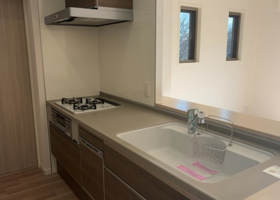 【キッチン】 | サンアリーナ相模原西門桜通り | 標準的なシステムキッチンの横幅は、165cm～300cm程度です。2100・2400・2550・2700などミリ単位で表記されます。普段どのように料理をするのかを想定しながら合ったサイズを選びましょう