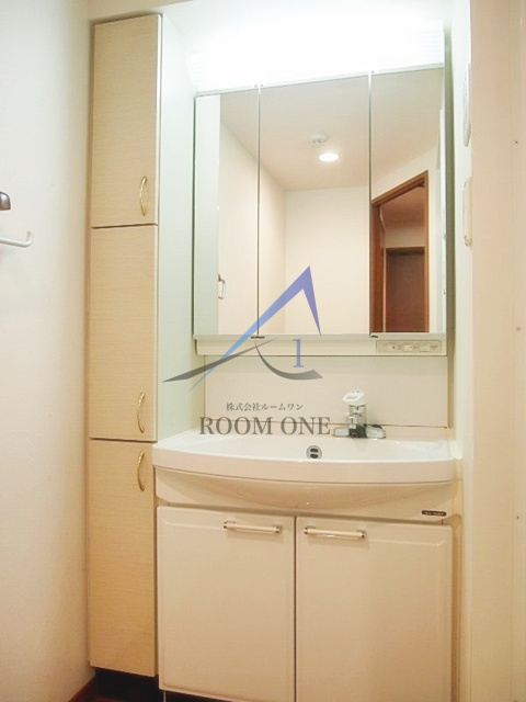 ルーブル早稲田六番館の洗面所|独立洗面台です。