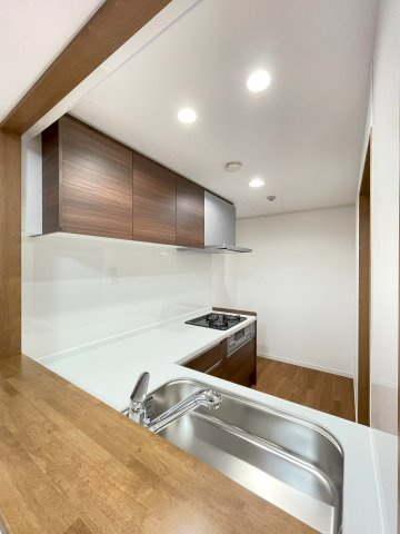 アルモード京都西院のキッチン|作業スペースが広く取れるL字型キッチン